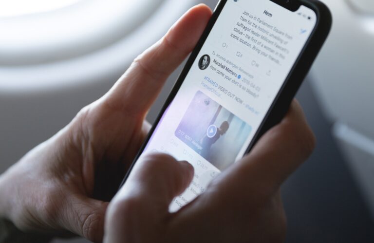 ilustrasi penggunaan media sosial