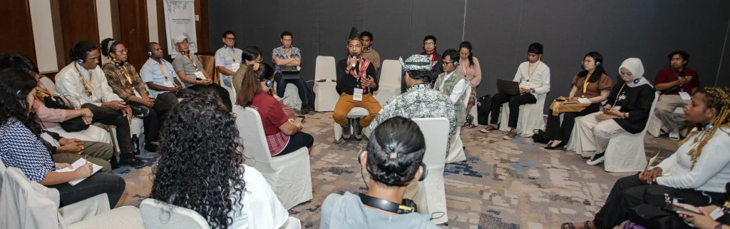 Hero Aprila tengah memaparkan bagaimana kepemimpinan pemuda adat di masa depan dalam sesi forum paralel