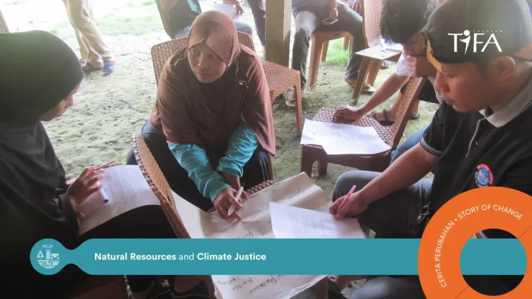 Masyarakat Adat To Cerekang sedang berdiskusi dalam Pelatihan Hukum Kritis di Luwu Timur